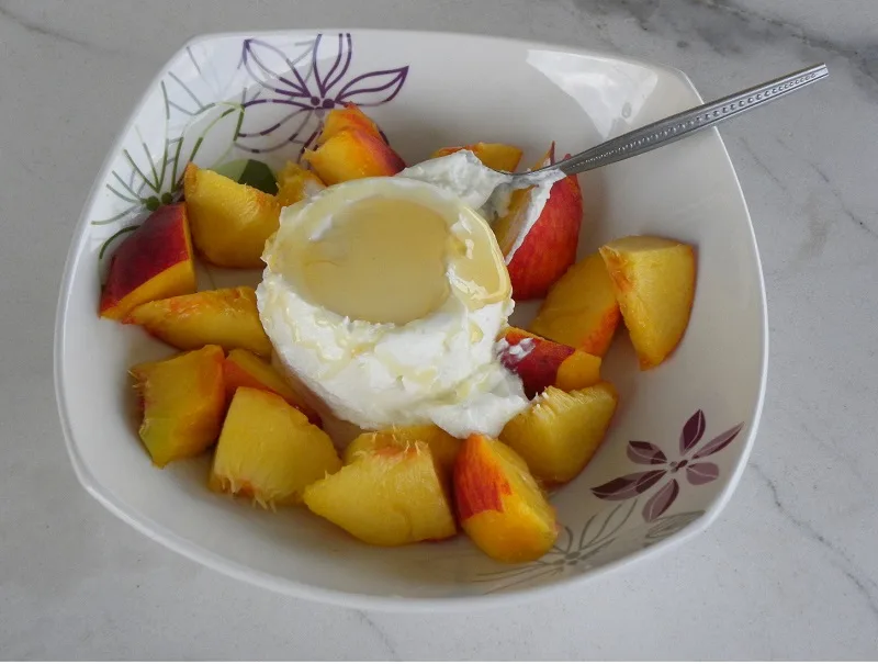 Yiaourtoglyko with fresh fruit Diet yiaourtoglyko with peach image