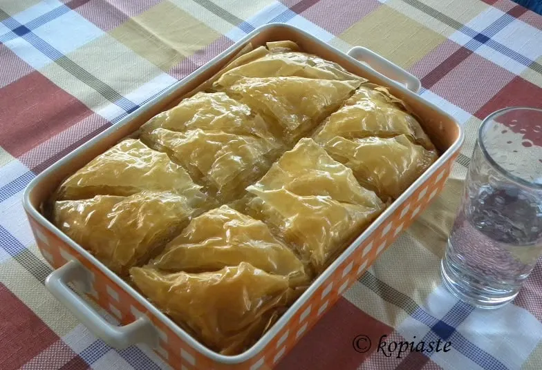 galaktoboureko (semolina pudding in phyllo)