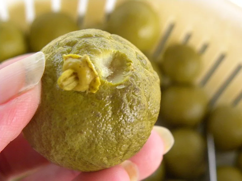 Removing the stem of bitter oranges picture