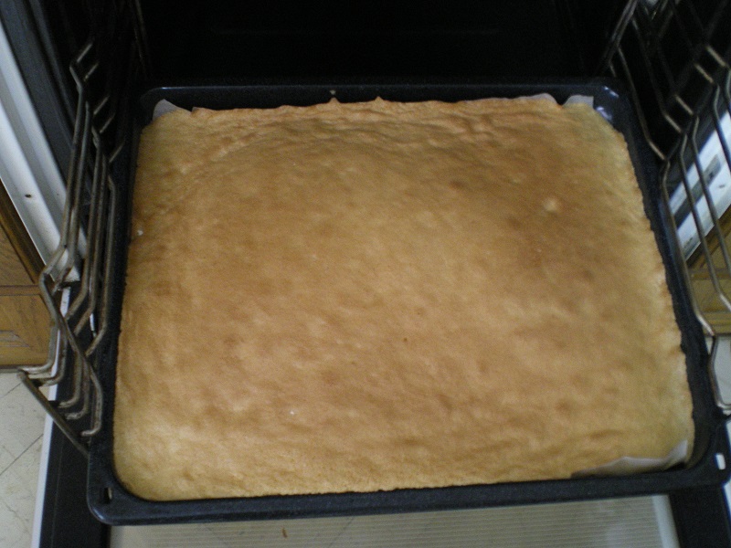 Sponge cake to make roulade image