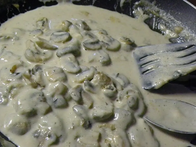 Mushrooms a la creme image
