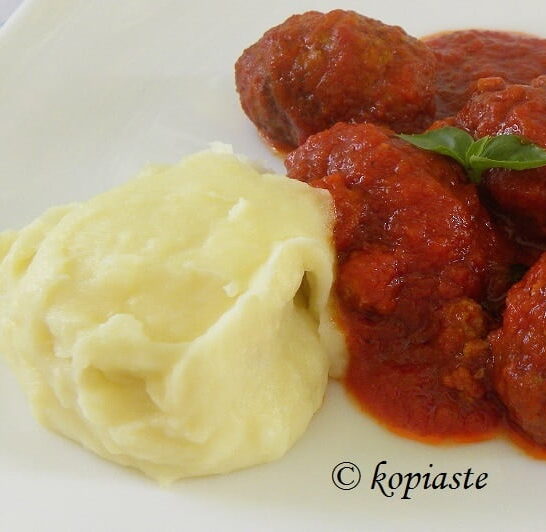 Soutzoukakia Smyrneika (Meatballs in tomato sauce)