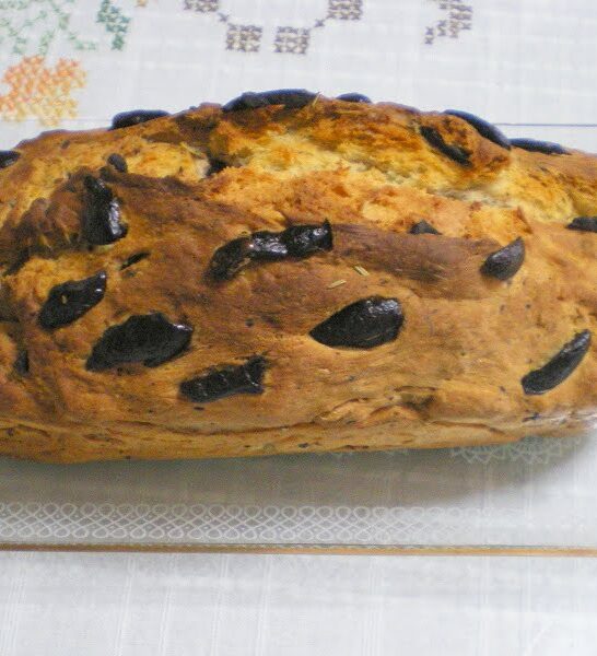 Eliopsomo (olive bread)