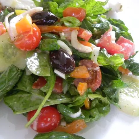 Greek-style Spinach salad image
