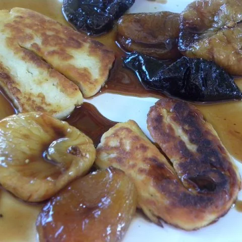 Halloumi with caramelized fruit image