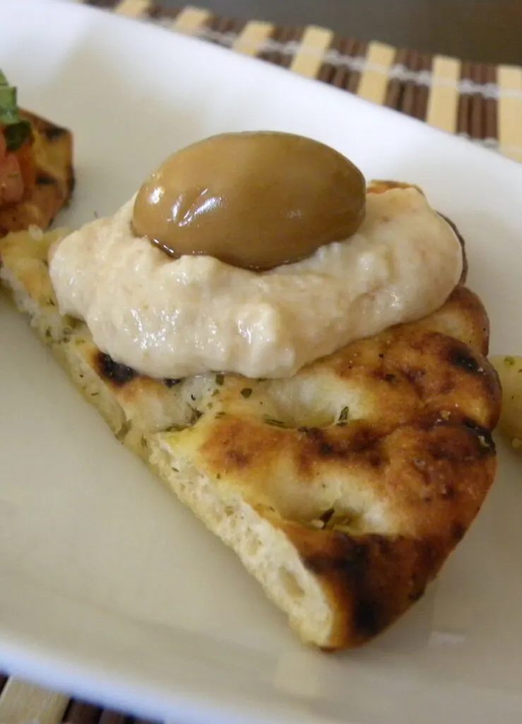 taramosalata on pita bread image