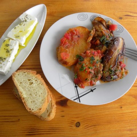 Vazania (melitzanes) giahni (stewed eggplants)