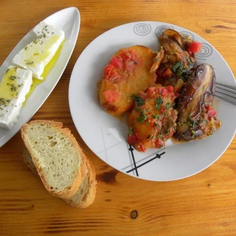 Vazania (melitzanes) giahni (stewed eggplants)