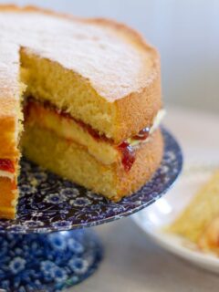 Victoria sponge cake image