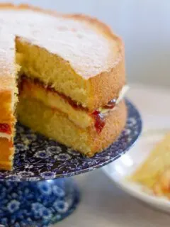 Victoria sponge cake image