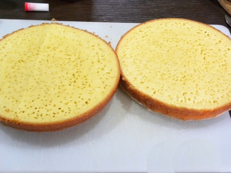 Victoria sponge cut image