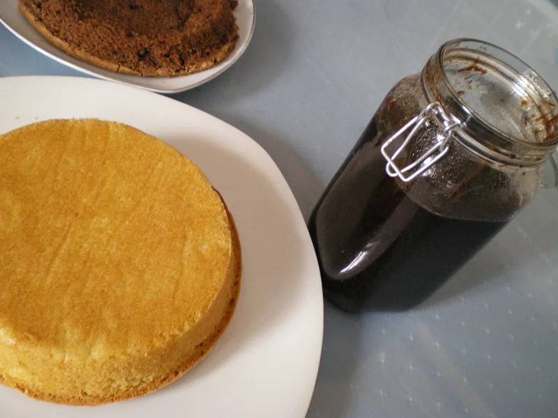 sponge with jam image