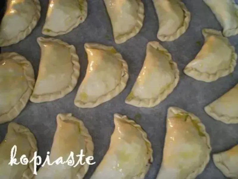 oiling Kolokotes with figs before baking image