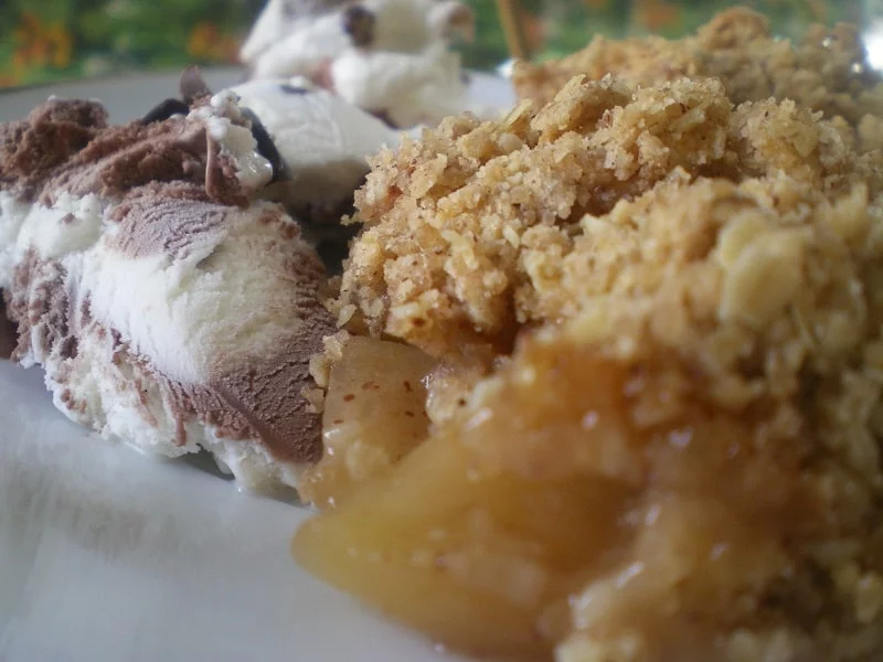 utum fruit crumble with ice cream image