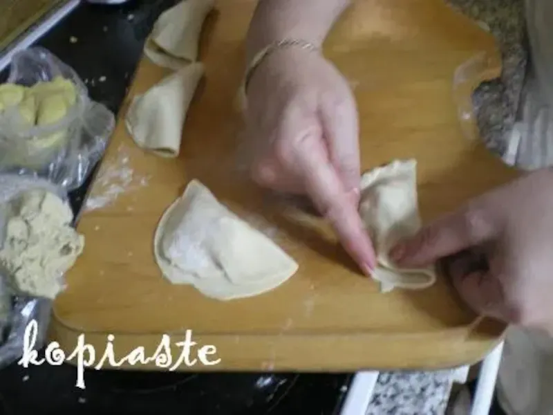 filling3 kolokotes with figs crimping edges image