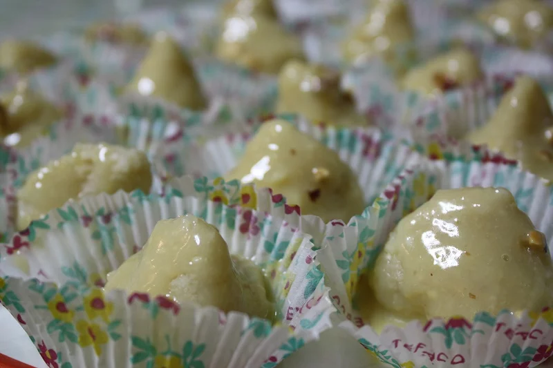 Amygdalota with white chocolate image