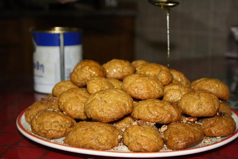 Melomakarona adding honey on top image