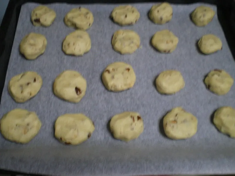 Round kourabiedes with almonds