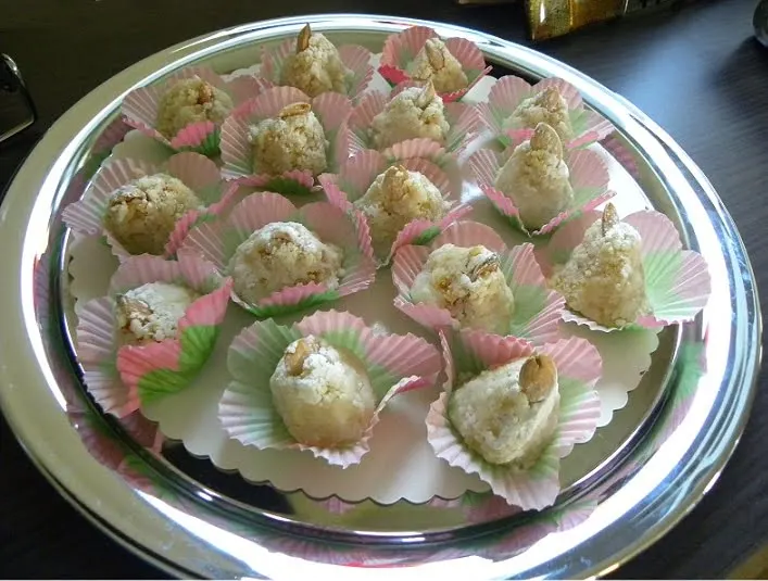 amygdalota with icing sugar image