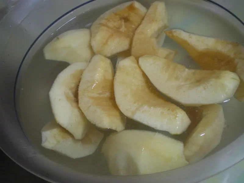 Quince in water and lemon juice image
