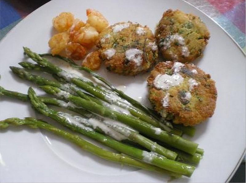 Revithokeftedes me Garides and Asparagus to fight cancer