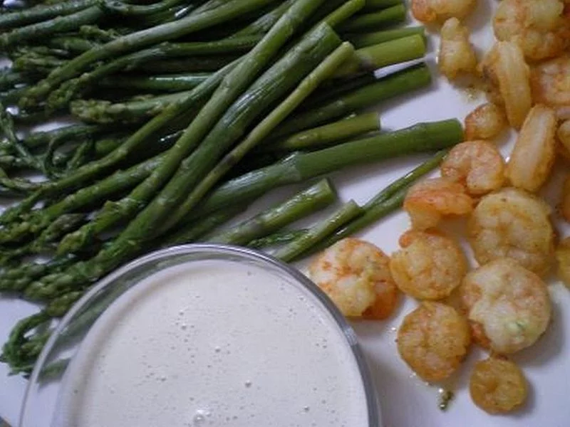 Shrimps, asparagus and tahini sauce