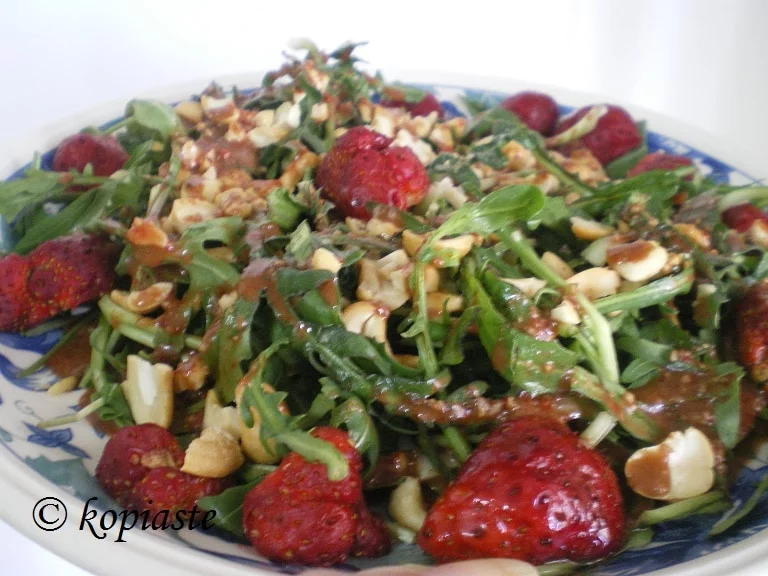 stamnaggathi-salad-with-strawberries