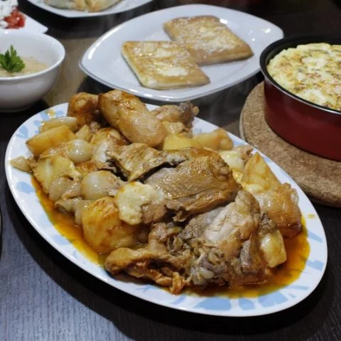 Kokoras Bardouniotikos with shallots image