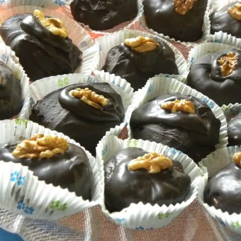 Healthy Kariokes (walnut - chocolate dessert)