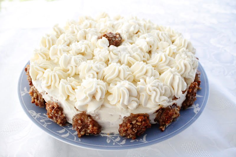 Genoise Sponge Cake with White Chocolate and Caramelized Bananas