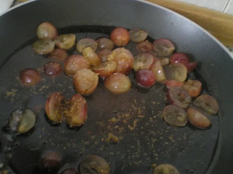 Poaching grapes image