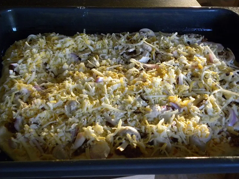 Bolognaise pizza with cheese on top image