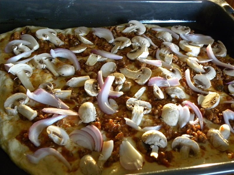 Bolognaise pizza with mushrooms image