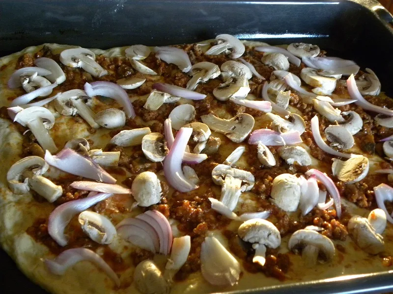 Bolognaise pizza with mushrooms image