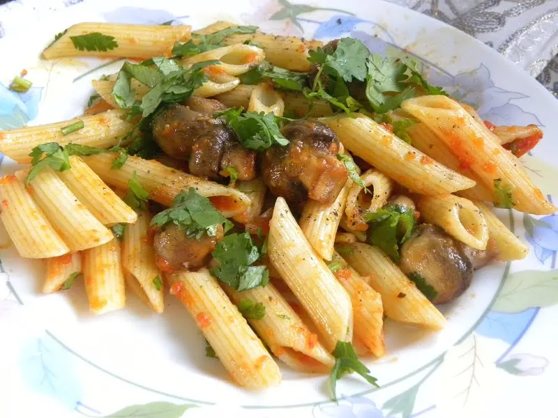 Penne with mushrooms and marinara sauce image