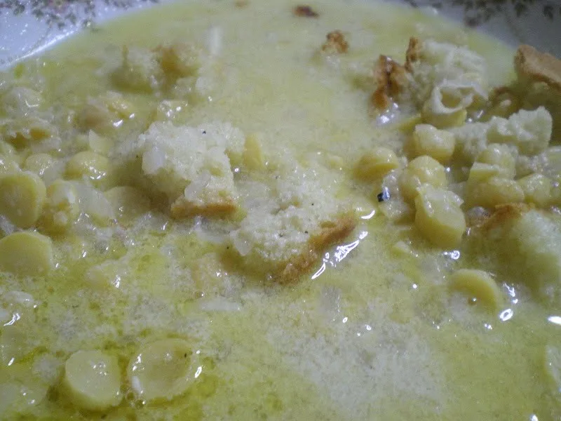 Revithosoupa with bread image