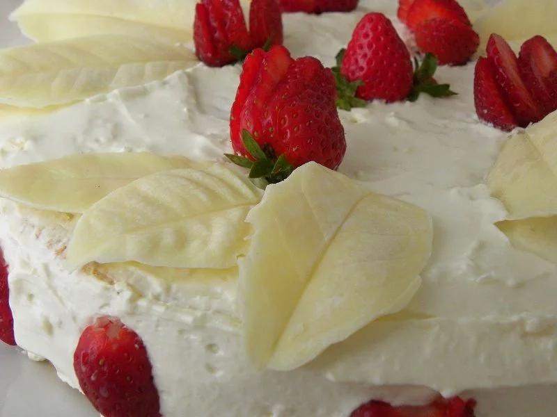 whte leafs chocolate strawberry cake