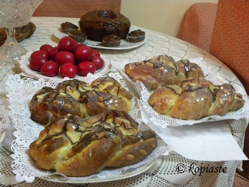 tsourekia-and-vegan-cake