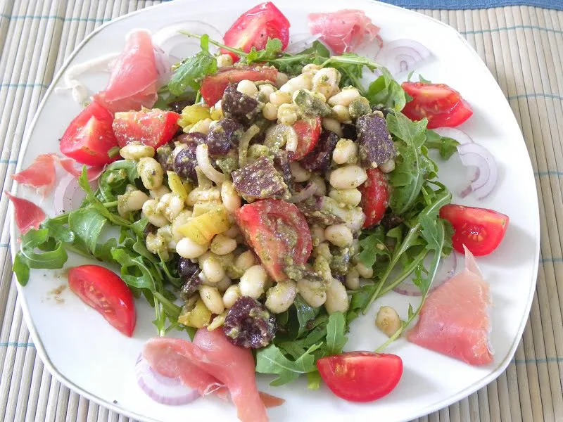 Fassolia with pickled vegetables image