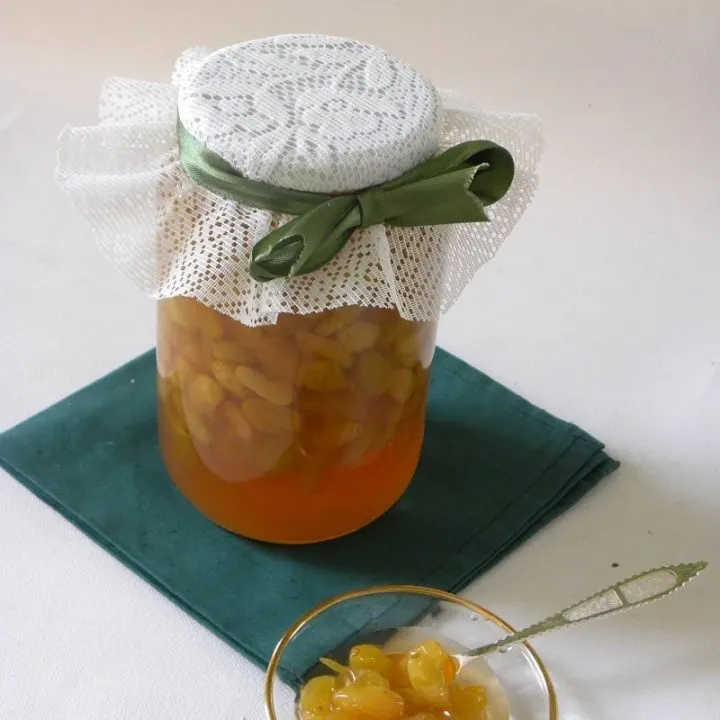 Glyko stafyli in small plate and vase image