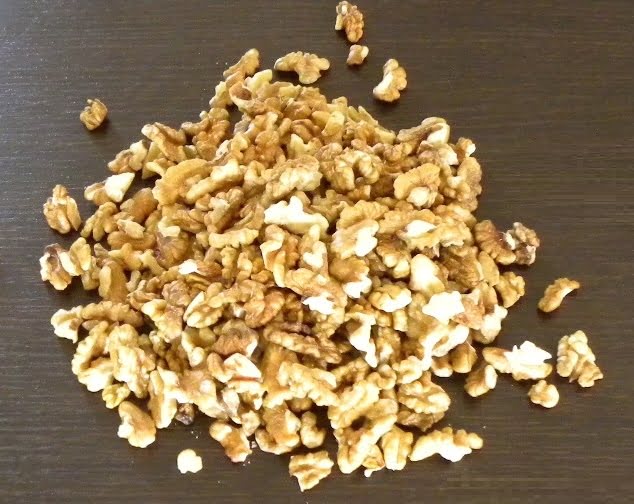 Shelled walnuts image