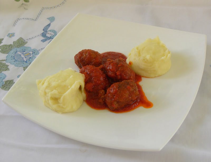 Soutzoukakia with mashed potatoes image