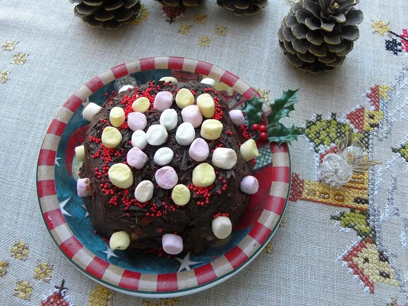 Gateau with leftover cookies top view image
