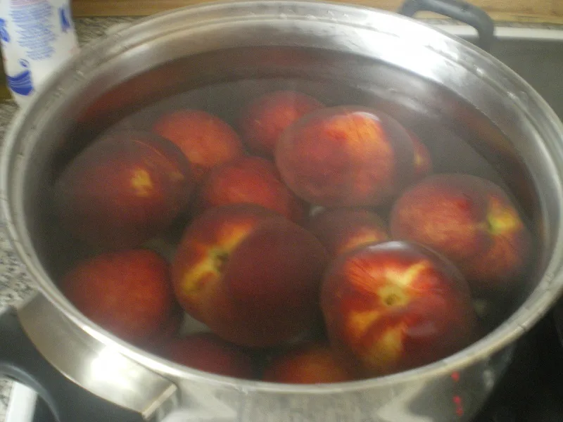 Peaches in water Blanching Peaches in water image