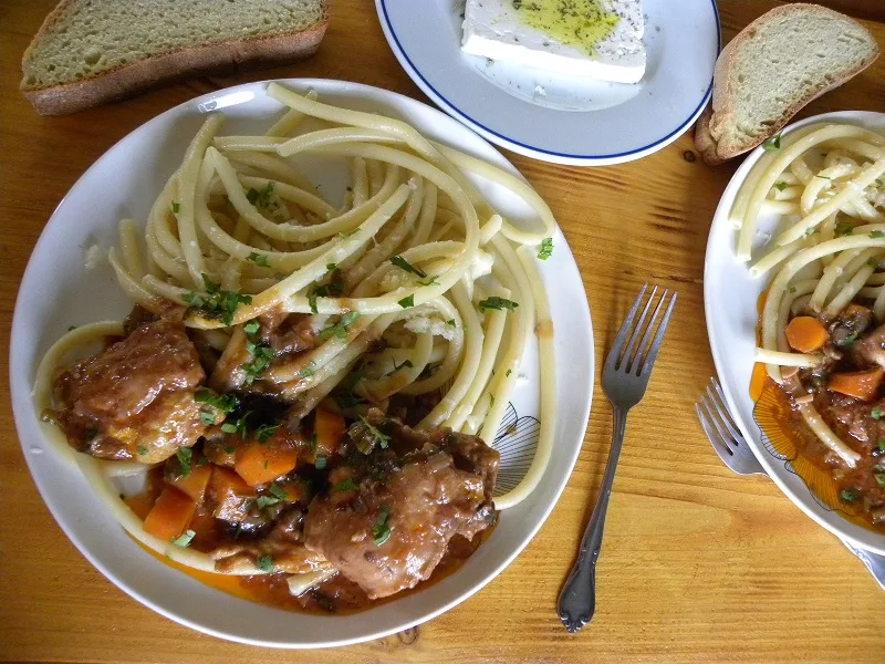 Chicken cacciatora with tubular pasta image