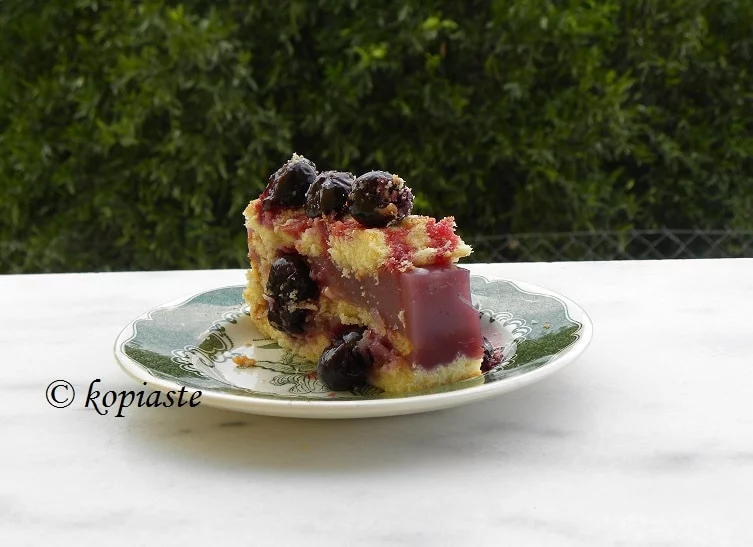 Sponge Cake with Cherries