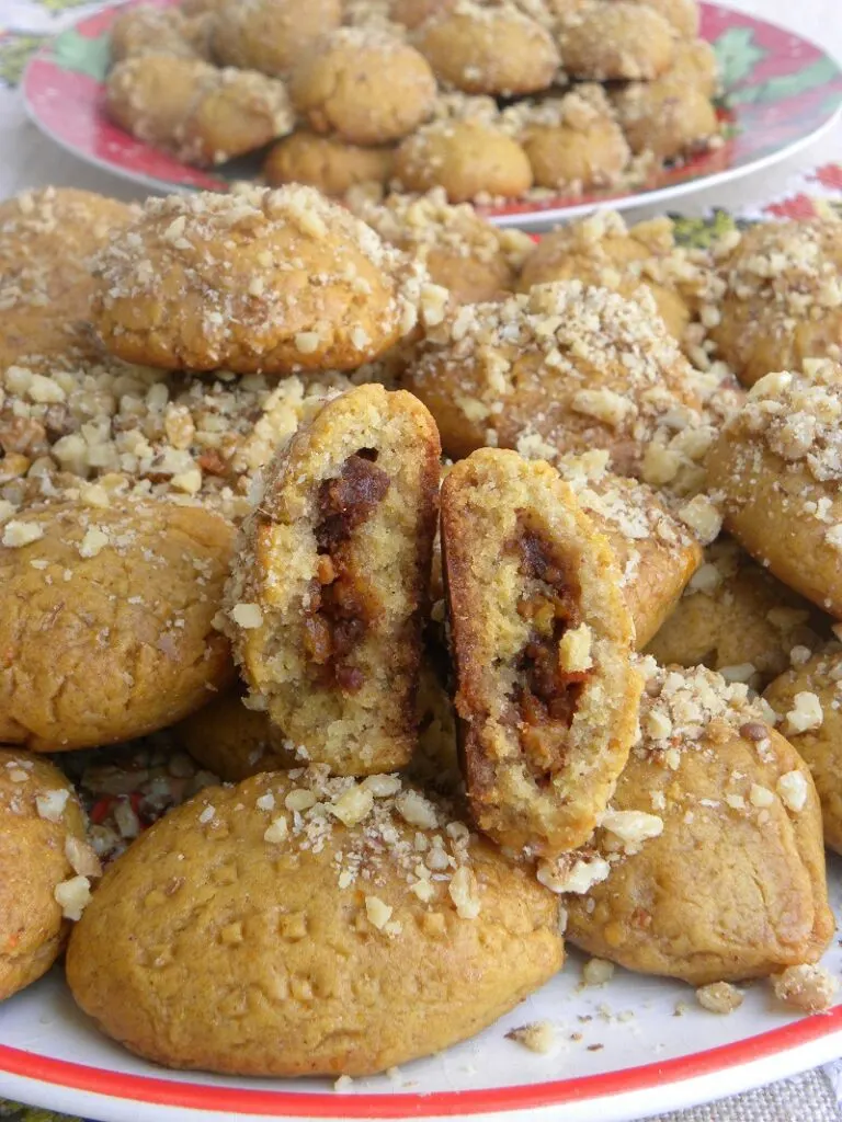 Melomakarona with ginger and dates image
