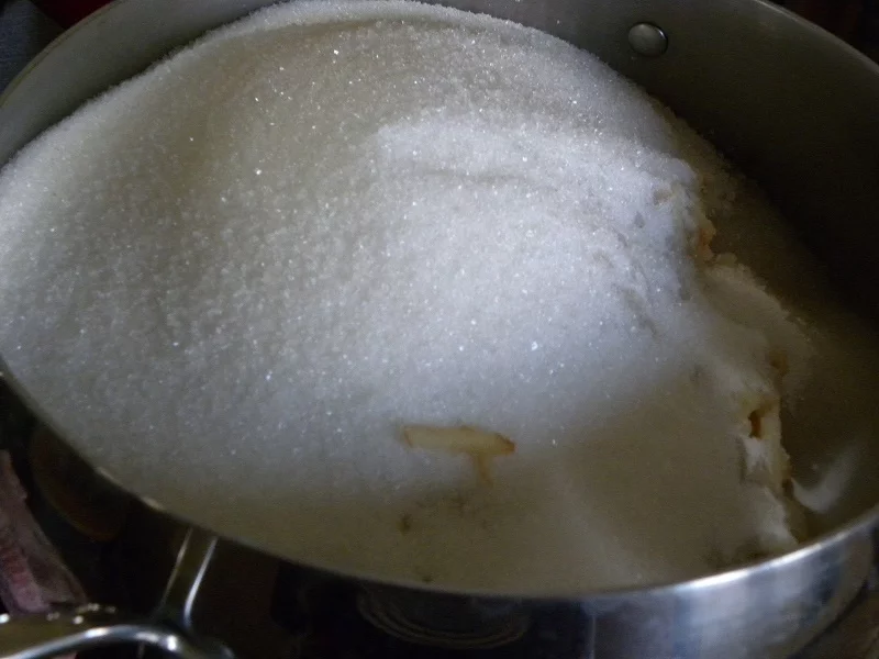 Adding sugar to quince image