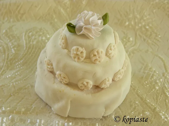 Mini wedding cake with white bow