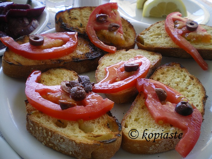 Fetes me psomi olives and tomato